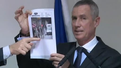 Le procureur de Paris, François Molins, montre une photo de l'individu recherché, prise par une caméra de vidéosurveillance, rue du Temple, dans le 3e arrondissement de Paris.