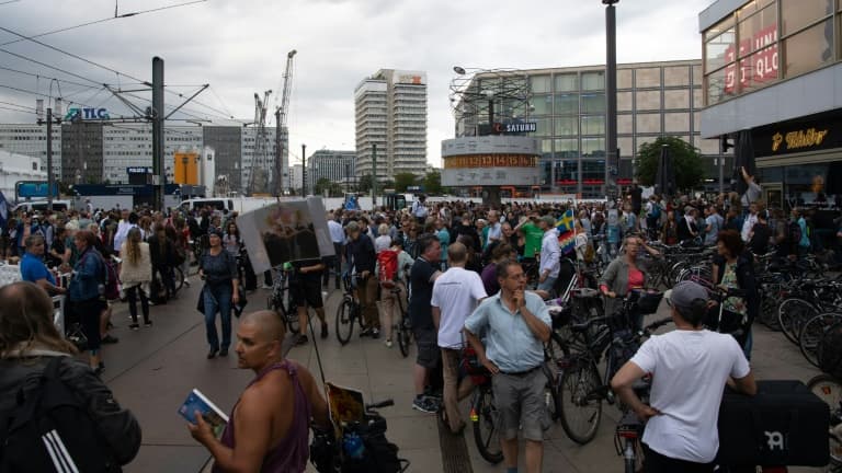 Des manifestants contre les mesures sanitaires en Allemagne se sont rassemblés sur la Alexanderplatz à Berlin, le 1er août 2021. (photo d'illustration)