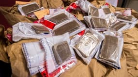 Des paquets de résine de cannabis et d'héroïne saisis par la police en février 2015 à Lille (photo d'illustration). 