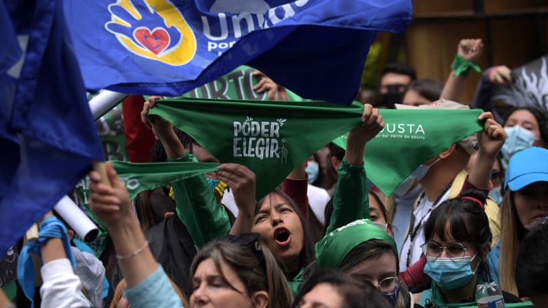 Des personnes pour (en vert) et contre (en bleu) l'avortement lors d'une manifestation en attendant la décision de la Cour constitutionnelle sur sa dépénalisation à Bogota, le 21 février 2022.
