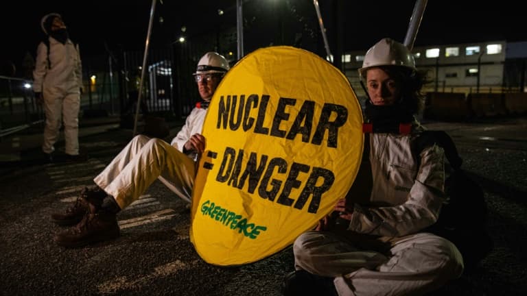 Des militants de Greenpeace bloquent l'entrée du chantier du réacteur EPR à Flamanville, le 31 mars 2022 dans la Manche