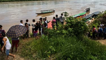 Les indigènes attendent les bateaux qui les conduiront à Puerto Malonado pour rencontrer le pape