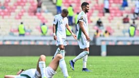 Le capitaine Riyad Mahrez et ses coéquipiers de l'Algérie déçus du résultat nul contre la Sierra Leone à la CAN à Douala, le 11 janvier 2022 