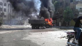 A Irbin, dans la banlieue de Damas, après un bombardement samedi. Les forces de Bachar al Assad ont poursuivi samedi soir leur contre-offensive à Damas tout en essayant de reprendre aux insurgés un quartier d'Alep, nouveau front dans la bataille entre le