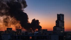 De la fumée s'élève dans le ciel parisien alors qu'un incendie majeur ravage une usine de recyclage du 17e arrondissement, au nord de Paris, le 7 avril 2025.