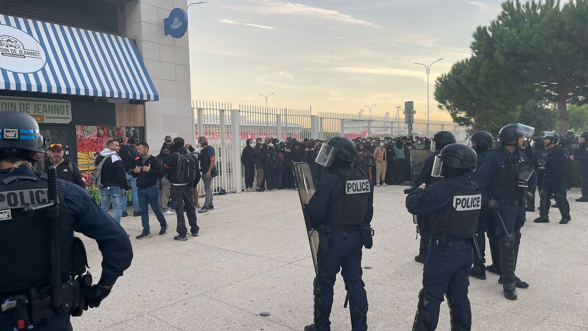 Des manifestants contenus par les forces de police à Marseille