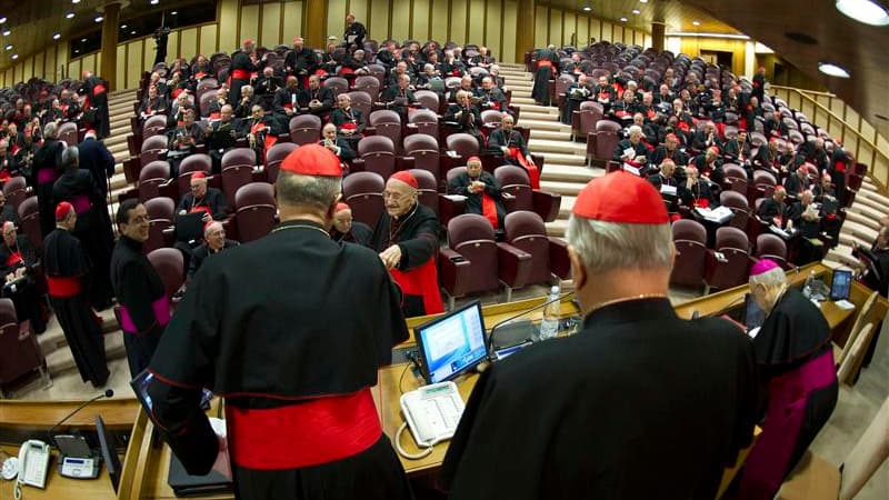 Quelque 150 cardinaux de l'Eglise catholique se sont réunis lundi matin au Vatican pour plusieurs jours de "congrégations générales" afin de préparer le concile qui désignera le successeur du pape Benoît XVI. /Photo prise le 4 mars 2013/REUTERS/Osservator