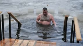 Un soldat ukrainien dans l'eau glacée du Donets, 19 janvier 2023 