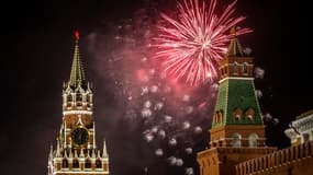 Les feux d'artifice du Nouvel An derrière le Kremlin à Moscou, le 31 décembre 2019.