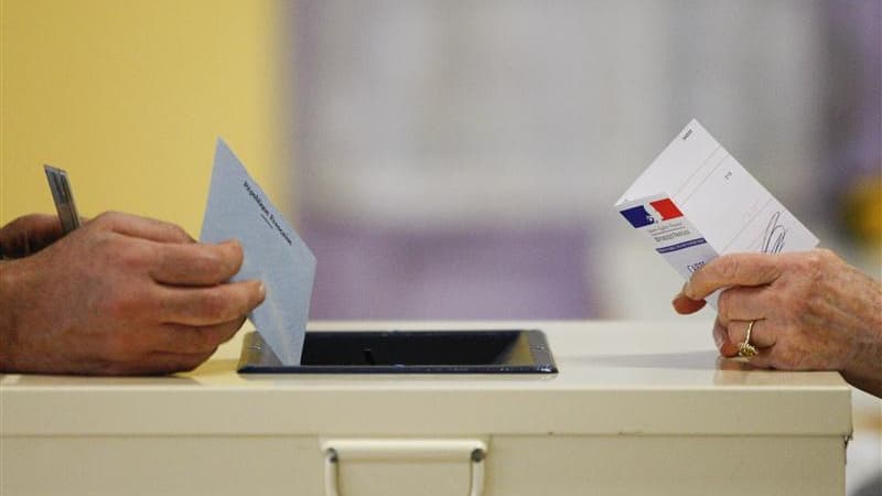 Selon un sondage LH2 pour Le Nouvel Observateur, à cinq jours du premier tour des élections législatives, la situation reste favorable au Parti socialiste mais ce dernier devra peut-être compter sur ses alliés pour obtenir une majorité à l'Assemblée. /Pho