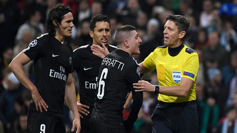 Gianluca Rocchi, cerclé par Edinson Cavani, Marco Verratti et Marquinhos (PSG)