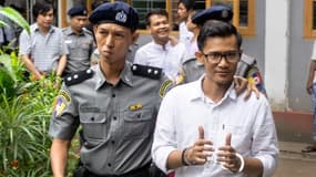 Kyaw Zaw Lin (au premier plan), Phyo Wai Win (le quatrième en partant de la gauche) et Nayi Min (à gauche) quittant le tribunal.