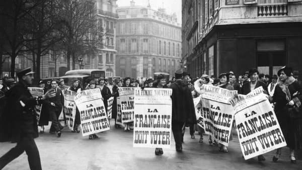 Photo datée des années 1930 d'une manifestation de suffragettes françaises, militantes de l'association fondée par Louise Weiss "La Femme nouvelle", se dirigeant vers la Chambre des députés à Paris pour réclamer le droit de vote pour les femmes.