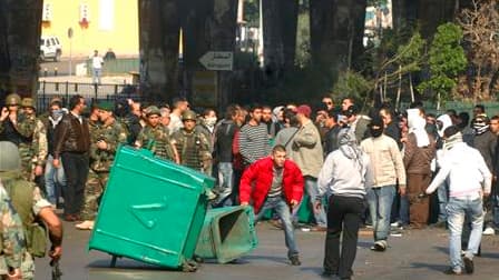 Des partisans du Premier ministre libanais sortant Saad Hariri ont manifesté mardi (comme ici à Beyrouth) pour protester contre la probable nomination de Nadjib Mikati à la tête du gouvernement avec le soutien du Hezbollah. /Photo prise le 25 janvier 2011