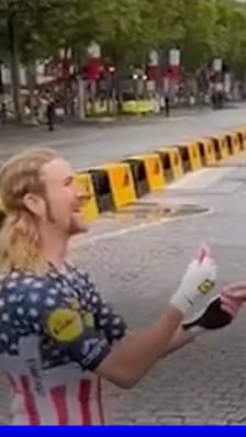 Un coureur du Tour de France demande en mariage sa compagne sur les Champs-Élysées