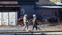 Des travailleurs décontaminent une route à Namie, dans la préfecture de Fukushima, au Japon, le 11 février 2016