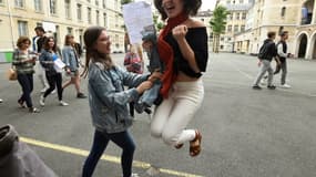 Des lycéens apprennent leurs résultats au baccalauréat le 5 juillet 2016 au lycée Louis-le-Grand à Paris