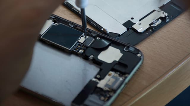 Au Mexique, Greenpeace a créé des ateliers de réparation de smartphones pour donner une seconde vie aux appareils numériques.