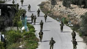 Des soldats israéliens patrouillent dans un village au sud de Jénine, en Cisjordanie occupée le 30 mars 2022 au lendemain d'une attaque menée par un Palestinien de cette région qui a fait 5 morts près de Tel-Aviv