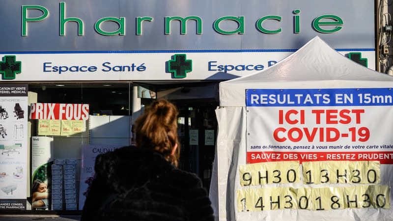 Une jeune femme à l'entrée d'une pharmacie à Le Perreux-sur-Marne, en novembre 2020 (PHOTO D'ILLUSTRATION).