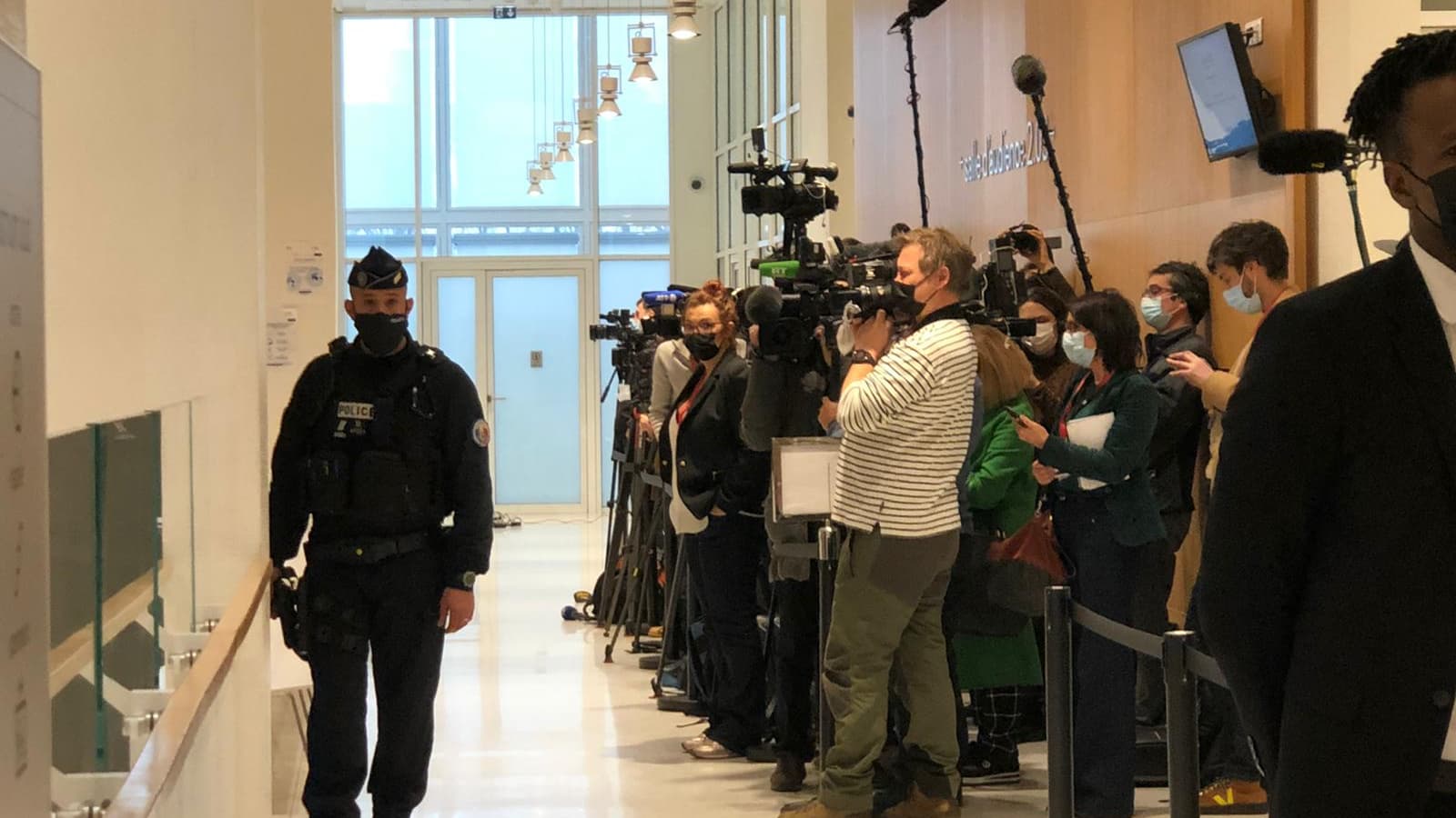 Les nombreux journalistes devant la salle d'audience du procès des attentats de janvier 2015, le 16 décembre 2020. Les nombreux journalistes devant la salle d'audience du procès des attentats de janvier 2015, le 16 décembre 2020.