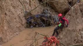 Un sauveteur dans des décombres situés dans la ville de Letur, Espagne, le 30 octobre 2024