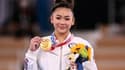 La gymnaste américaine Sunisa Lee pose avec sa médaille d'or du concours général, lors des Jeux Olympiques de Tokyo 2020, le 29 juillet 2021