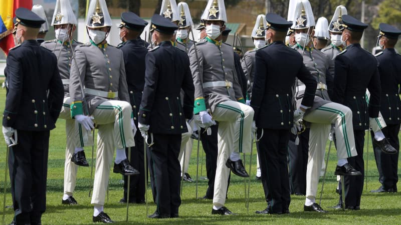 Des officiers de police commémorent le 130e anniversaire de la police nationale à Bogota, le 11 novembre 2021. 