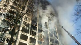 Des immeubles résidentiels du sud de Kiev en feu