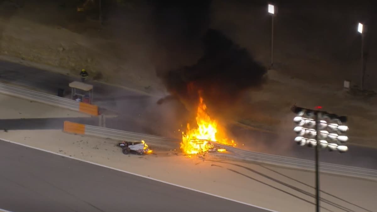 La voiture de Romain Grosjean coupée en deux La voiture de Romain Grosjean coupée en deux