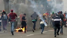 Dispersion d'une manifestation de partisans de Henrique Capriles, lundi à Caracas. Selon l'agence de presse officielle AVN, les violences post-électorales au Venezuela ont fait quatre morts. /Photo prise le 15 avril 2013/REUTERS/Christian Veron