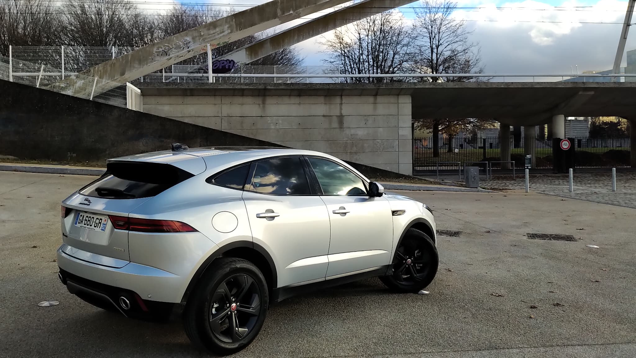Proposer une partie de ses modèles en version E85 permet à Jaguar de continuer de vendre ses modèles sans apporter de grosses modifications techniques comme une version hybride rechargeable et prolonger donc leur durée de commercialisation sur le marché tout en profitant de leurs émissions de CO2 plus réduites. Proposer une partie de ses modèles en version E85 permet à Jaguar de continuer de vendre ses modèles sans apporter de grosses modifications techniques comme une version hybride rechargeable et prolonger donc leur durée de commercialisation sur le marché tout en profitant de leurs émissions de CO2 plus réduites.