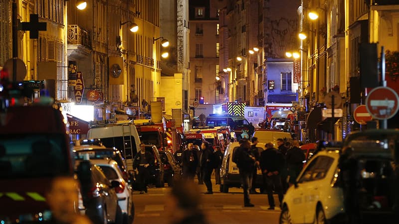 Les abords du Bataclan, pendant 'attaque terroriste et la prise d'otage qui a eu lieu vendredi 13 novembre dans la salle de spectacle parisienne.