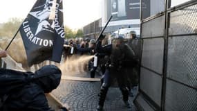 Heurts entre des manifestants "antifascistes" et la police, à Paris le 23 avril 2017
