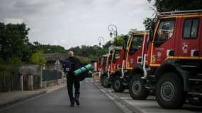 Un pompier devant son camion à Saint-Michel-de-Rieufret dans le Sud de la Gironde, le 20 juillet 2022.