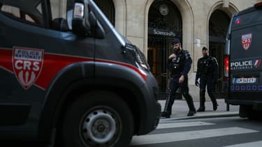 Des policiers devant l'entrée de Sciences Po Paris, le 14 mars 2024 à Paris