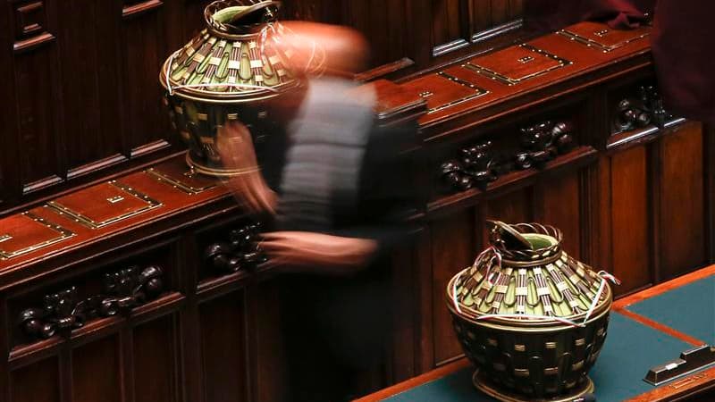 Urnes recueillant les votes. Le Parlement italien issu des législatives des 24-25 février n'a pas réussi jeudi, lors du deuxième tour de scrutin de la journée, à élire un nouveau président de la République. /Photo prise le 18 avril 2013/REUTERS/Tony Genti