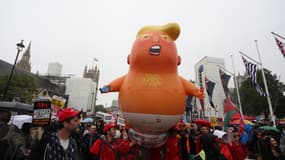 Un ballon géant représentant le président américain Donald Trump flotte au-dessus des manifestants anti-Trump devant les Chambres du Parlement à Londres le 4 juin 2019.