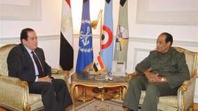 L'ex-Premier ministre égyptien Kamal Ganzouri (à gauche) lors d'un entretien avec le maréchal Mohamed Hussein Tantaoui, président du Conseil suprême des forces armées (CSFA) au pouvoir. Selon la presse officielle, l'ancien chef du gouvernement, aux affair