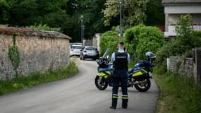 Un gendarme monte la garde pour bloquer l'accès au permis près d'un chantier de construction suite à l'effondrement d'un mur de pierre qui a tué trois ouvriers, à Pommard, le 13 mai 2025.