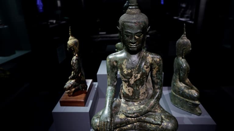 Des oeuvres d'art présentées dans le cadre de l'exposition "Bronzes royaux d'Angkor" au musée Guimet à Paris, le 28 avril 2025.