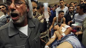 Palestinien blessé à l'hôpital de Gaza. Un raid de l'aviation israélienne a coûté la vie dimanche à un activiste palestinien. Il s'agit du sixième décès côté palestinien depuis que quatre militaires de Tsahal ont été blessés par un tir de roquette au cour