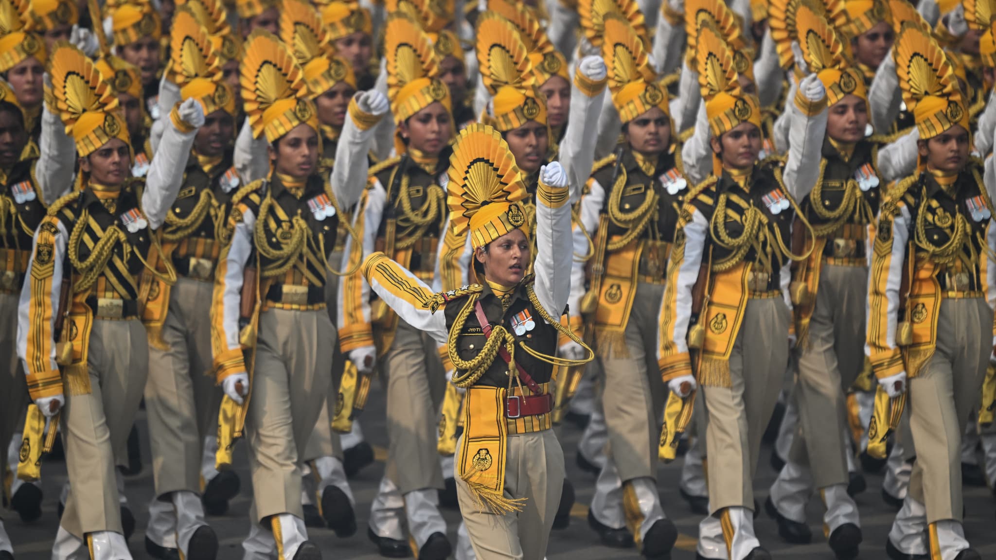 Des cadets de la Central Industrial Security Force (CISF) défilent lors de la 75e parade du Jour de la République à New Delhi, le 26 janvier 2024.