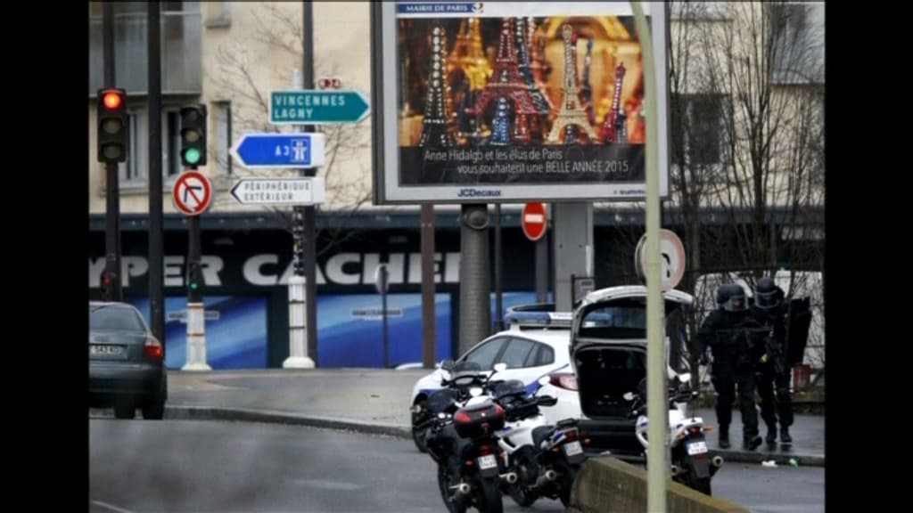 Des policiers se mettent en place devant l'Hyper Cacher où Amedy Coulibaly retient 17 otages, le 9 janvier 2015.