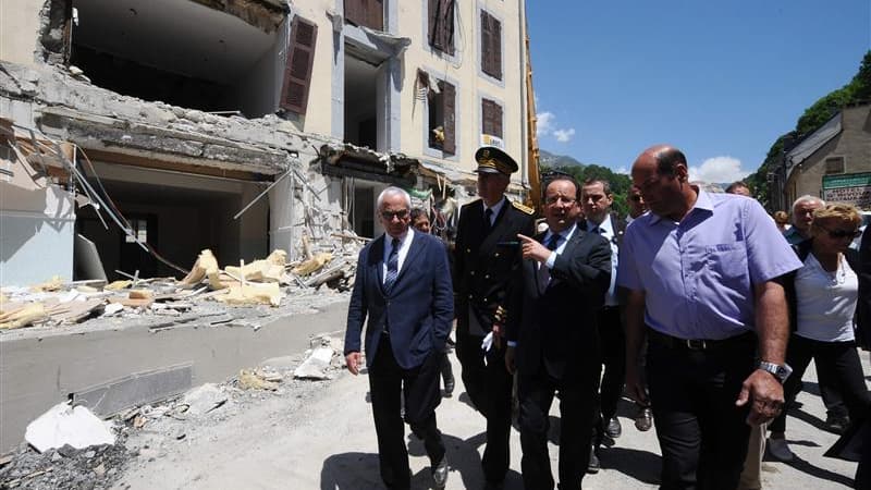 François Hollande (au centre) en visite à Barèges, village touché par les inondations du mois de juin dans les Hautes-Pyrénées. Vingt-trois pour cent des Français se disent satisfaits de l'action de François Hollande, soit une baisse de trois points en un