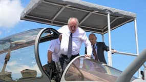 Le Premier ministre François Bayrou à bord d'un Rafale du groupe Dassault le 16 juin 2025 au salon du Bourget. 