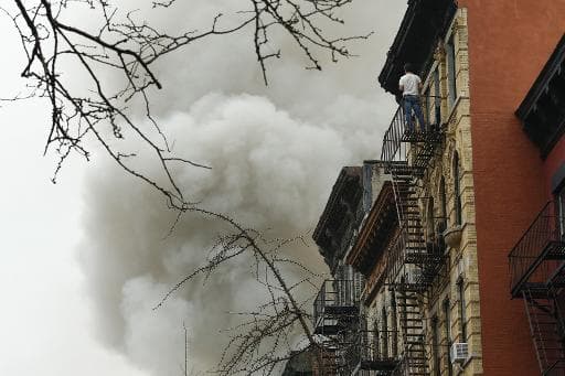 Un incendie dans le quartier d'East Village à New York, le 26 mars 2015 Un incendie dans le quartier d'East Village à New York, le 26 mars 2015