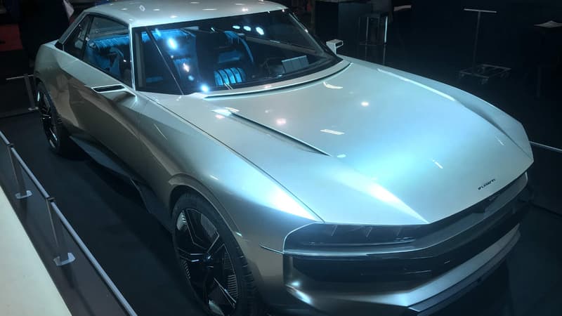 Le concept Peugeot e-Legend est exposé jusqu'au 10 février à Paris, au salon de la voiture ancienne Rétromobile.