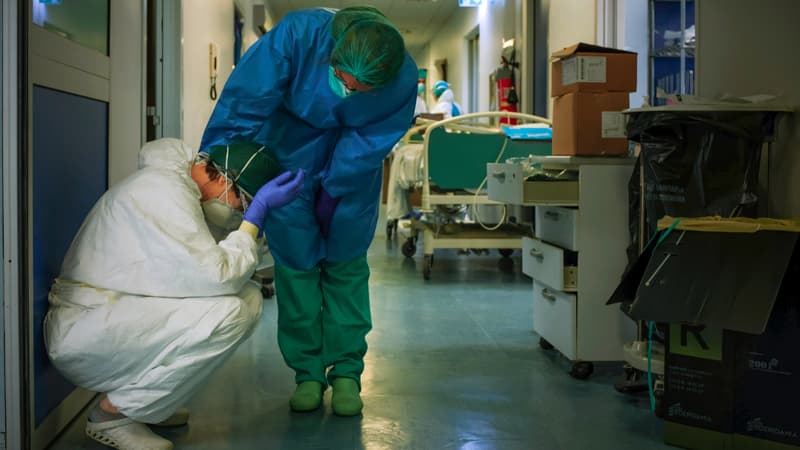 Une infirmière en conforte une autre, dans un hôpital du Nord de l'Italie, le 13 mars 2020.