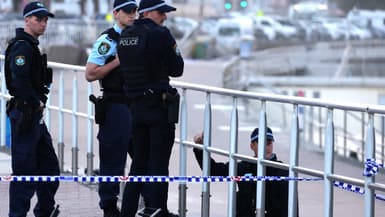 La police patrouille à Bondi Beach alors qu'elle enquête sur les lieux d'une fusillade à Sydney, le 15 décembre 2025.